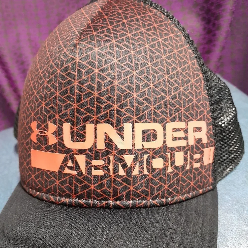 🤠Under Armour Boys' Youth Trucker Cap Like New